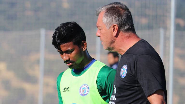 File photo of Gourav Mukhi with Jamshedpur FC’s head coach Cesar Ferrando.