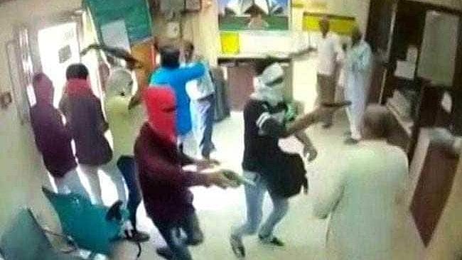 In a shocking incident in Delhi, 6 armed robbers killed the cashier and got away with Rs 3 lakhs.