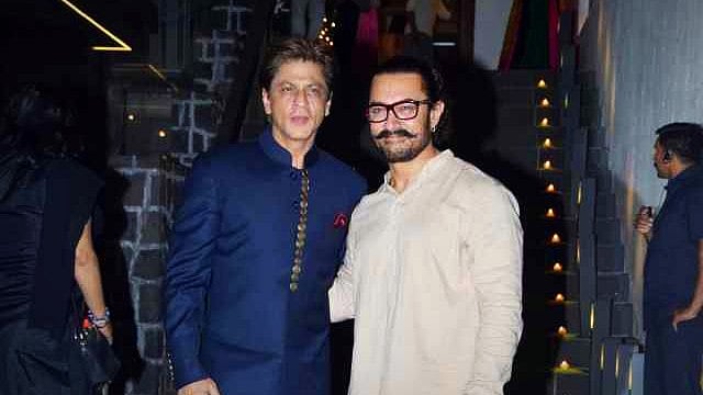 Shah Rukh and Aamir Khan posing for the shutterbugs.