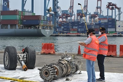 JAKARTA, Nov. 4, 2018 (Xinhua) -- Investigators check debris of Lion Air JT 610 at Tanjung Priok Port in Jakarta, Indonesia, Nov. 4, 2018. (Xinhua/Veri Sanovri/IANS)
