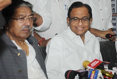 Kolkata: Congress leader P. Chidambaram, accompanied by West Bengal party chief Somendra Nath Mitra, addresses a press conference in Kolkata, on Nov 8, 2018. (Photo: IANS)