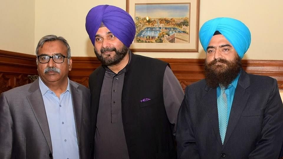 Punjab Cabinet Minister Navjot Singh Sidhu with pro-Khalistan leader Gopal Chawla.&nbsp;