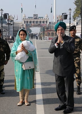 Attari: Union Ministers Harsimrat Kaur Badal and Hardeep Singh Puri leave for Pakistan