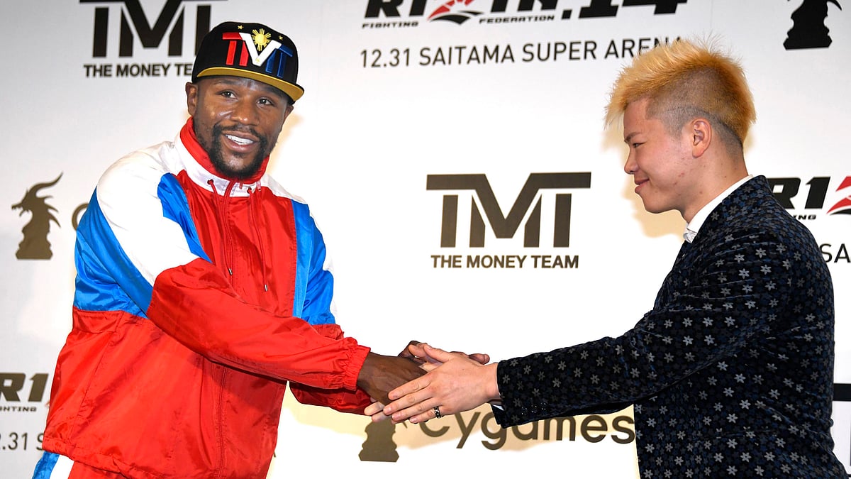 Floyd Mayweather, left, of the U.S. shakes hands with Japanese kickboxer Tenshin Nasukawa during a press conference in Tokyo, Monday, Nov. 5, 2018. Mayweather said he has signed to fight Nasukawa for a bout on Dec. 31 in Saitama, north of Tokyo but later pulled out.