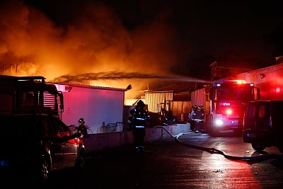 SDEROT, Nov. 12, 2018 (Xinhua) -- Israeli security forces and firefighters gather near a bus set ablaze after it was hit by a rocket fired from the Palestinian enclave, at the Israel-Gaza border near the kibbutz of Kfar Aza, on November 12, 2018.  (Xinhua/Yehuda Peretz-JINI/IANS)