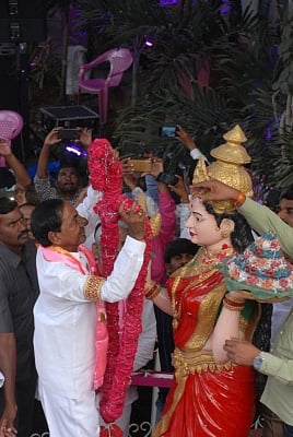 Hyderabad: Telangana caretaker Chief Minister and Telangana Rashtra Samithi president (TRS) K. Chandrashekar Rao garlands the statue of