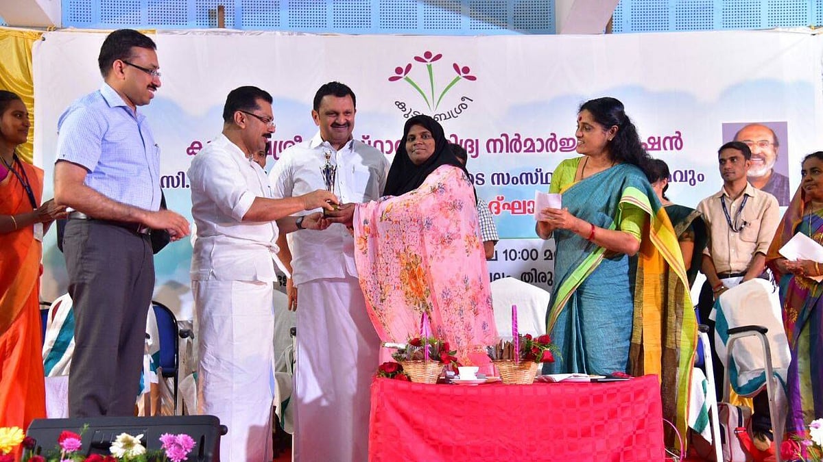 Yasmin Arimbra receiving the award for the best Kudambasree unit in the district. 