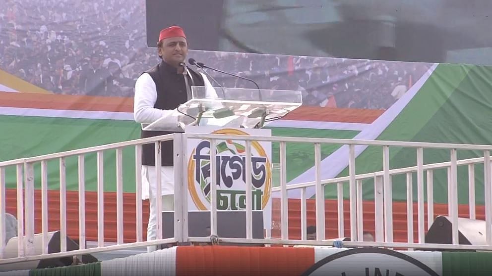 SP chief Akhilesh Yadav addressing masses at the Opposition’s United India rally in Kolkata.