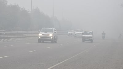 Dense fog blankets Delhi