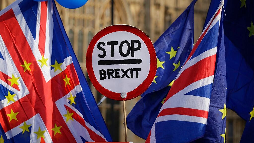 Anti-brexit supporters wave the British and EU flags in London, Tuesday, 29 January.