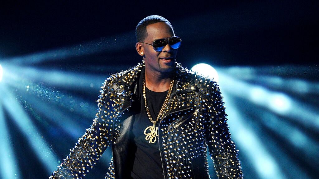 US singer R Kelly was released from jail on a $100,000 bond after pleading not guilty to 10 sexual abuse charges against three minors.