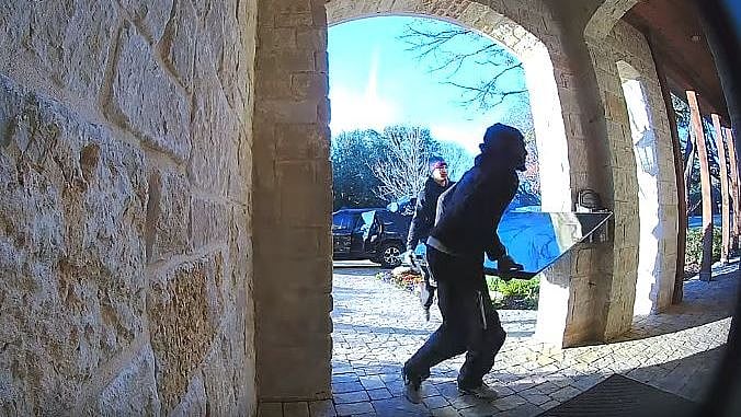 The hilarious video of a failed robbery.&nbsp;