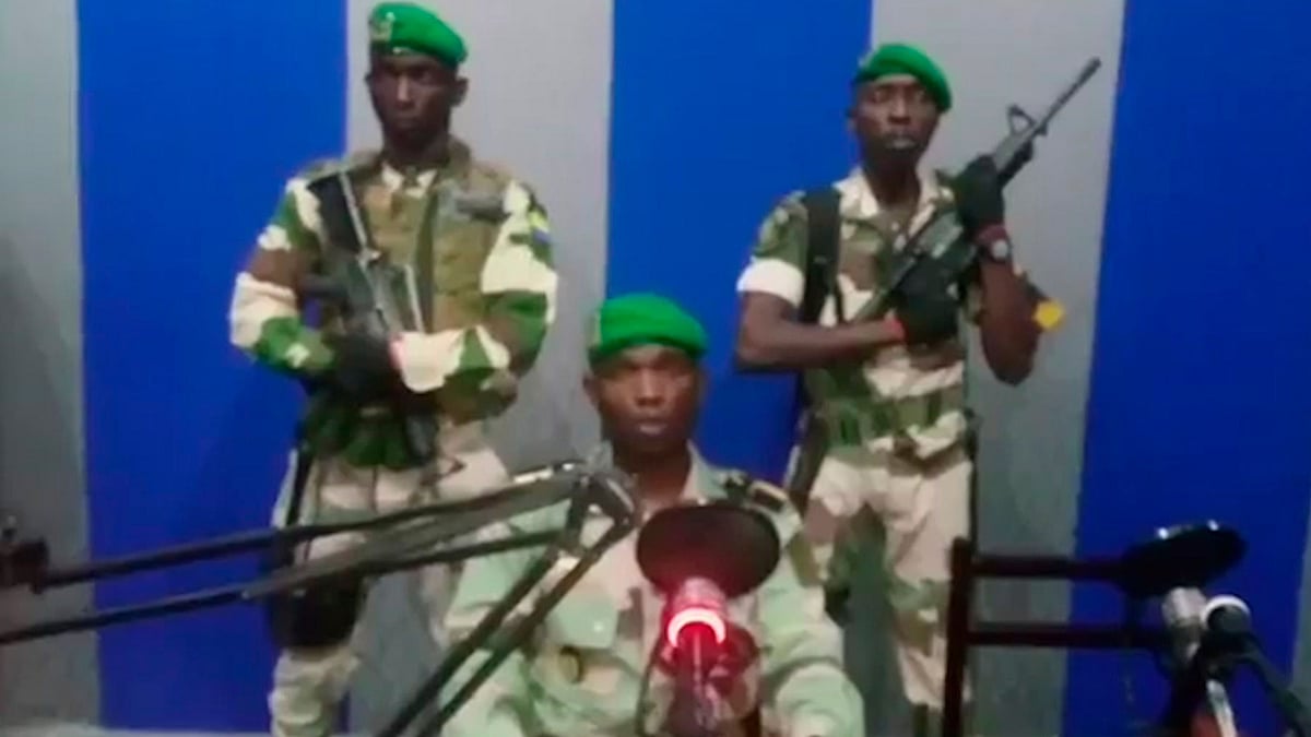 The chief military rebel who led a thwarted coup in Gabon on 7 January, was arrested and two of his commandos were killed.