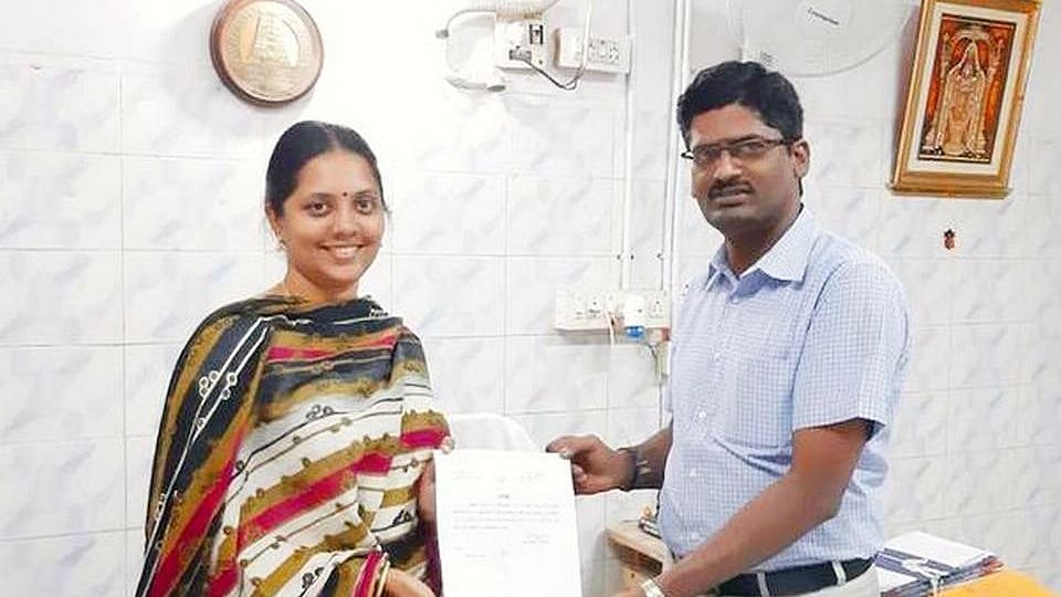 Tamil Nadu woman, A Snegha Parthibaraja, receiving her ‘no caste-no religion’ certificate