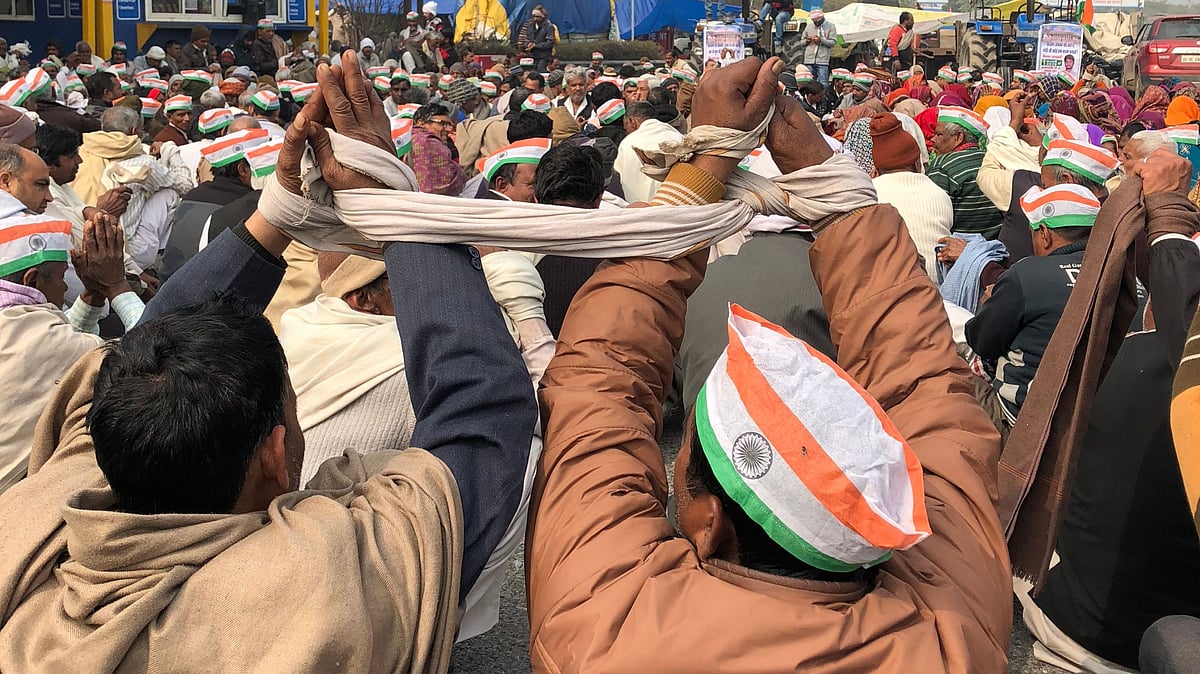 Farmers on the DND flyway tie their hands as a mark of protest demanding compensation for land acquired by the UP government.
