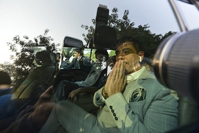 New Delhi: Businessman Robert Vadra arrives to appear before Enforcement Directorate in New Delhi on Feb 6, 201. (Photo: IANS)