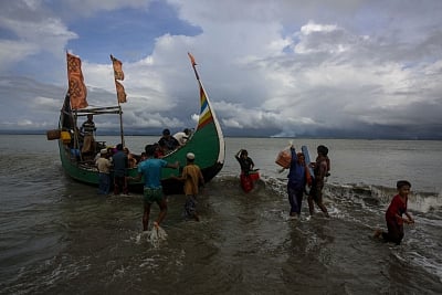 Dakhinpara: Rohingya refugees arrive at Shah Porir Dwip in Dakhinpara ofBangladesh from Rasidong in Myanmar, on Sept 13, 2017. (Photo: bdnews24/IANS)