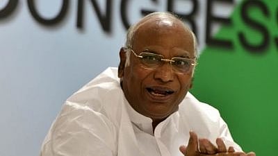 Congress leader Mallikarjun Kharge launched a sharp attack on PM Modi.&nbsp;