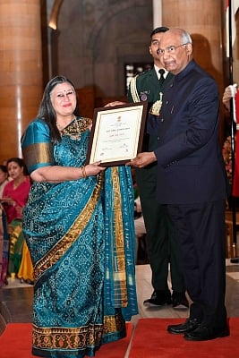 New Delhi: President Ram Nath Kovind presents Nari Shakti Puraskar to Anshu Khanna at Rashtrapati Bhavan in New Delhi, on March 8, 2019. (Photo: IANS/RB)