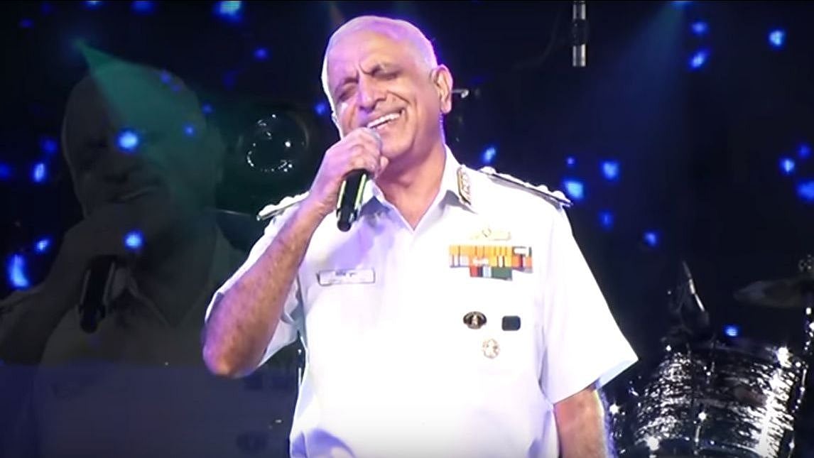 Retired Vice Admiral Girish Luthra won our hearts with his rendition of ‘Ghar Se Nikalte Hi’. 
