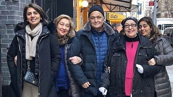 Neetu and Rishi Kapoor with his sisters.