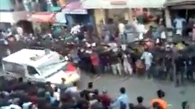 Those who watched the video have been left surprised by the smooth coordination of the masses, which almost seems like a planned, flash mob move of sorts.