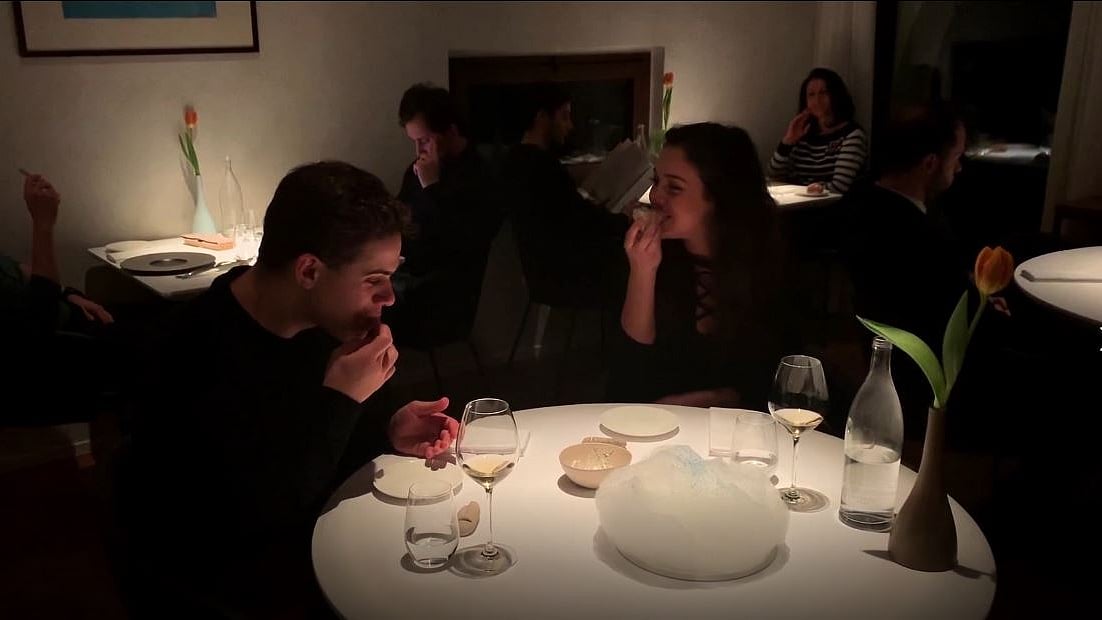 An Italian restaurant has come up with a creative way to keep calorie counters snacking too - by serving diners fried air.