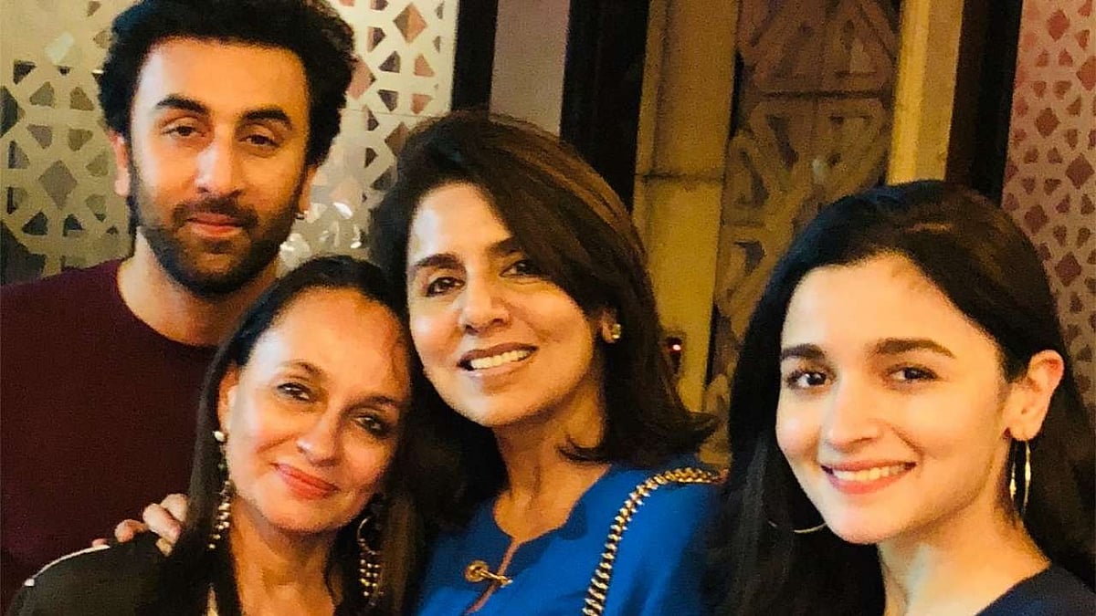 <div class="paragraphs"><p>Neetu Singh with Ranbir, Alia, Soni Razdan.</p></div>