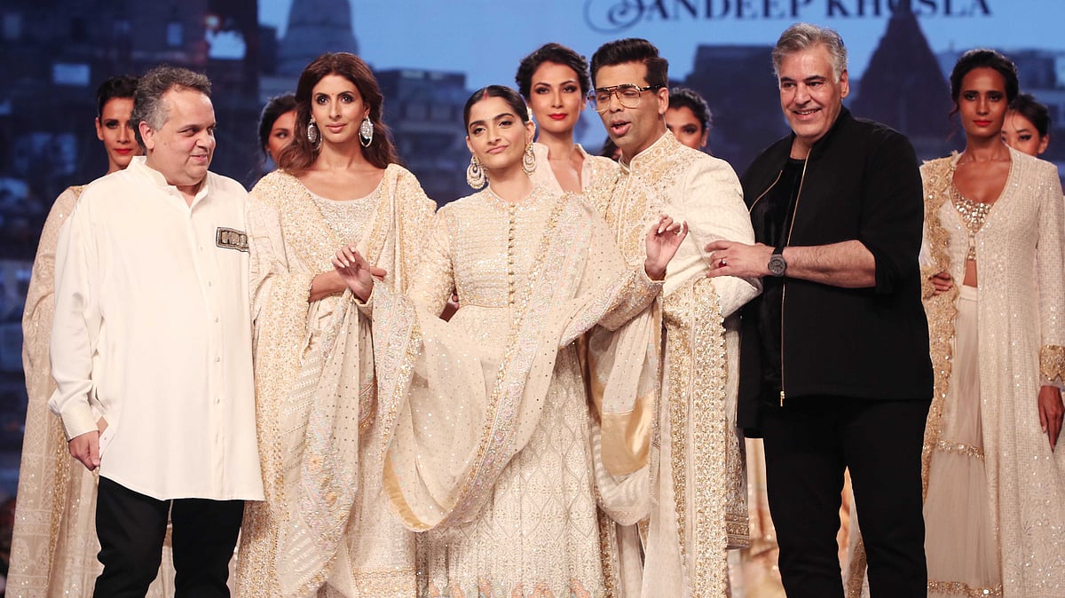 Sonam Kapoor, Karan Johar &amp; Shweta Bachchan walk the ramp for designers Abu Jani Sandeep Khosla at Fevicol Caring With Style.