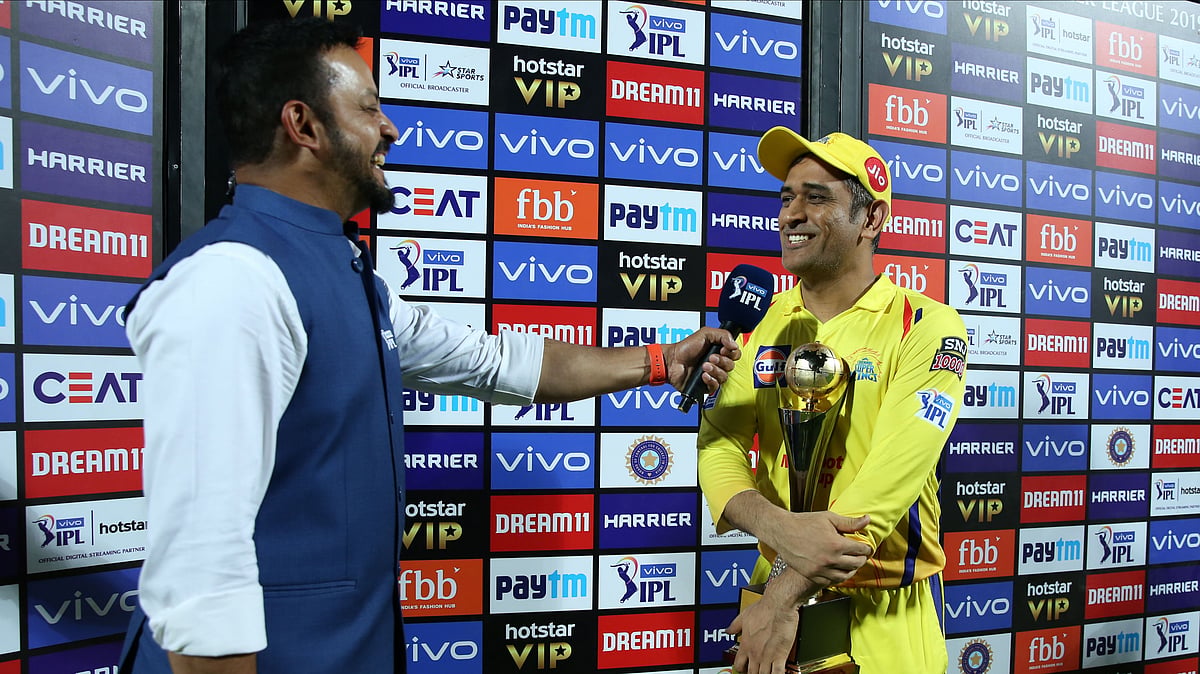 Murali Karthik is being criticised for not asking MS Dhoni about his confrontation with the umpires, in the post match chat.&nbsp;