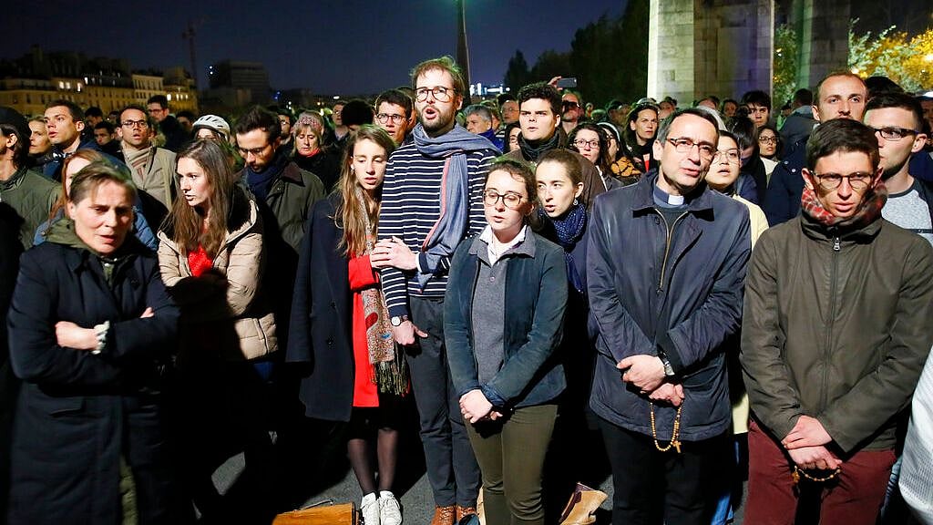 Crowds sing ‘Ave Maria’ in tribute, as Notre Dame burns. 