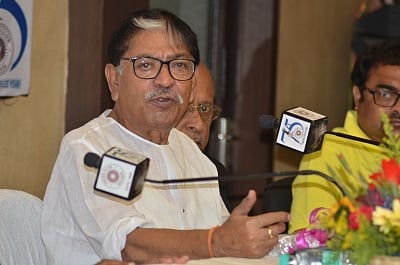Kolkata: West Bengal Congress president Somen Mitra addresses a press conference at Kolkata Press Club in Kolkata, on April 24, 2019. (Photo: IANS)