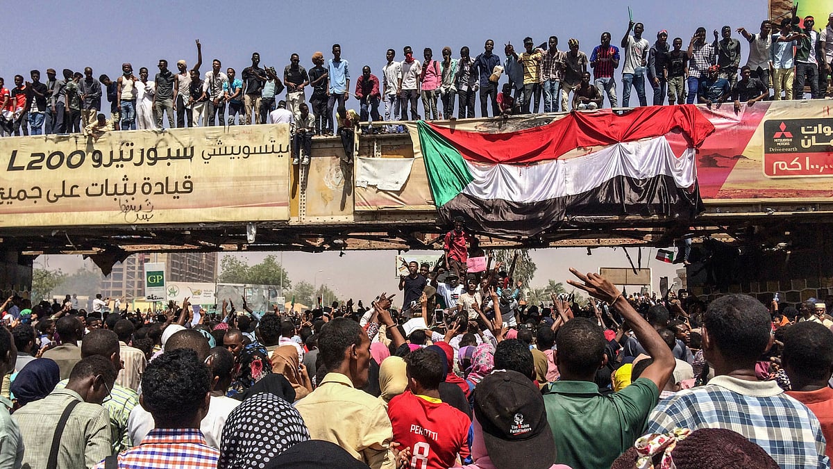 Anti-Government protesters rally near the military headquarters, Tuesday, 9 April, 2019, in the capital Khartoum, Sudan. 