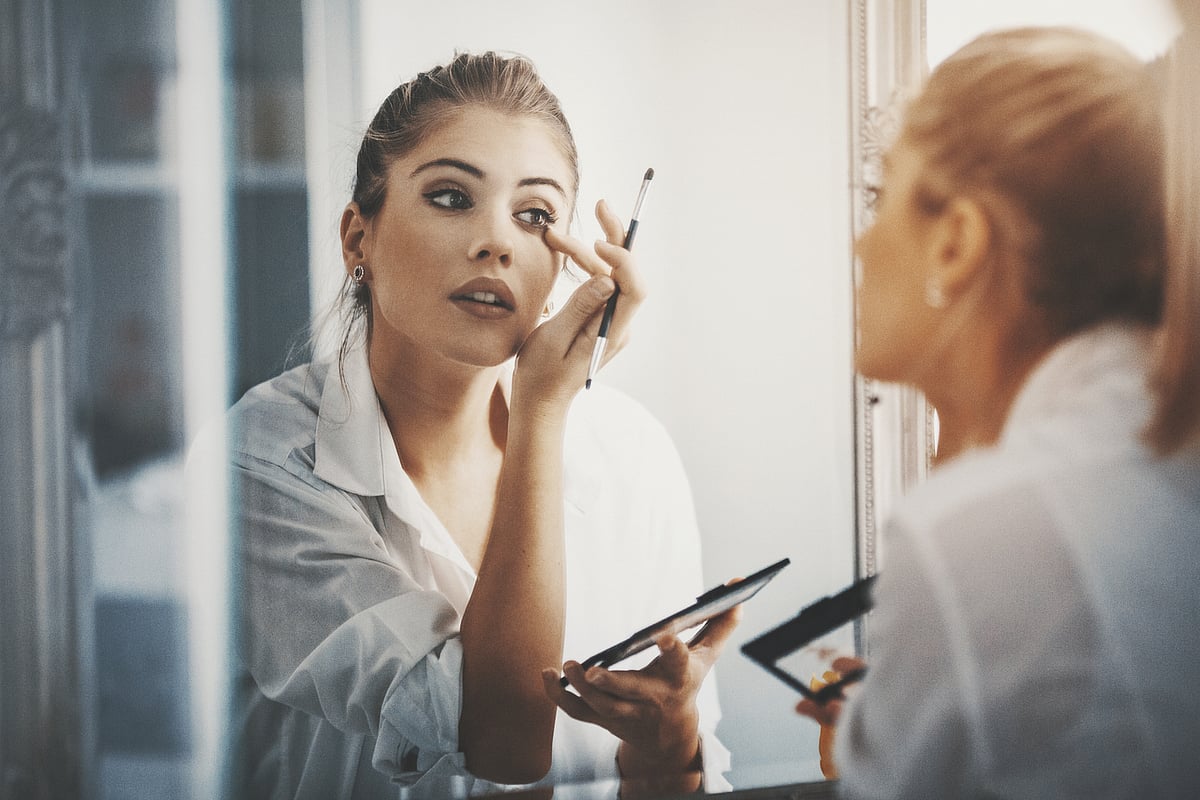 Photo Courtesy:<a href="https://www.istockphoto.com/in/photo/bit-of-eye-shadow-and-were-good-to-go-gm613888046-106072005"> istockphotos</a>