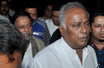 Kolkata: Trinamool Congress leaders Sougata Roy and Mukul Roy arrive at CBI office after it arrested Trinamool Congress leader Sudip Bandyopadhyay in Kolkata on Jan 3, 2017. (Photo: IANS)