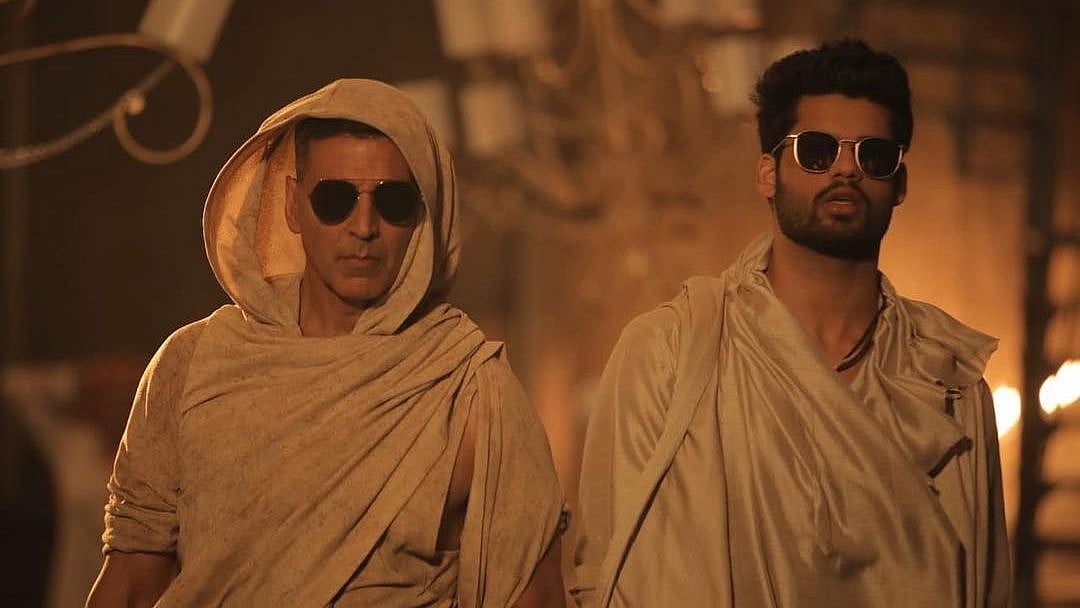 Akshay Kumar &amp; Karan Kapadia in a still from <i>Blank</i>.