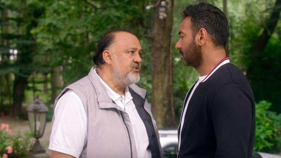Alok Nath &amp; Ajay Devgn in a still from <i>De De Pyaar De</i>.