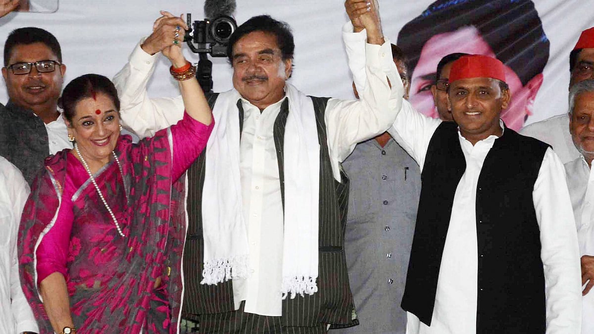 Akhilesh Yadav (R) with Poonam Sinha and Shatrughan Sinha.
