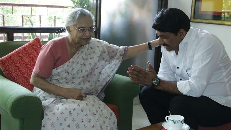 Manoj Tiwari sought Sheila Dikshit’s blessings.