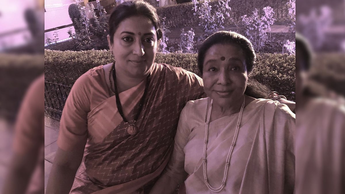 Singer Asha Bhosle with Smriti Irani.