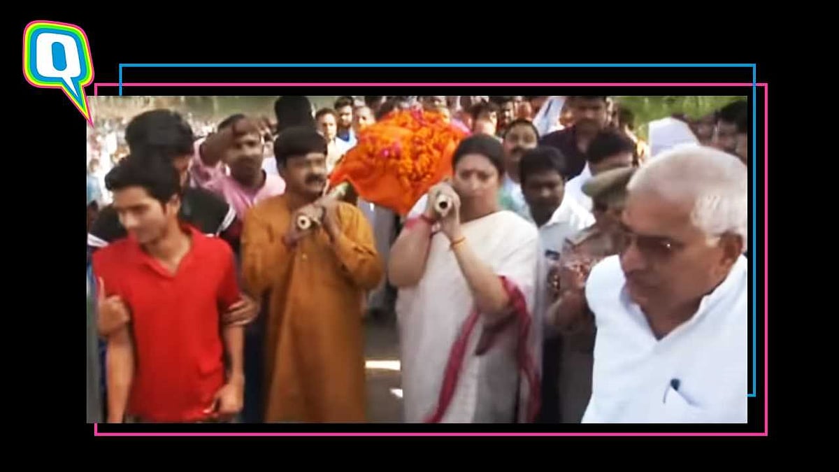 Smriti Irani at the funeral procession of Surendra Singh 