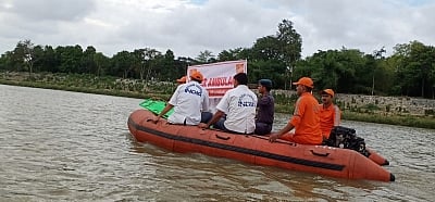 Fulhari: NDRF personnel on a water ambulance near Budha Balang river bank in Odisha on May 2, 2019. (Photo: IANS)