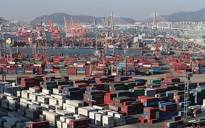 US raises tariffs on $200bn of Chinese goods (Lead)