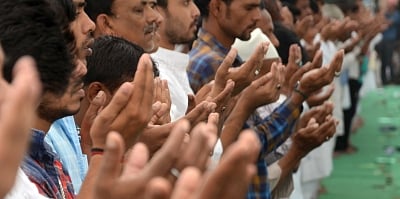 Lucknow: Muslims offer namaz on Id-al-Zuha in Lucknow on Sep 25, 2015. (Photo: IANS)