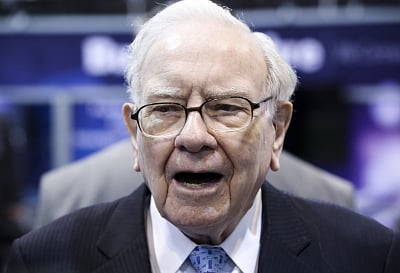 OMAHA (U.S.), May 5, 2018 (Xinhua) -- U.S. billionaire investor Warren Buffett, chairman and CEO of Berkshire Hathaway, visits an exhibition on his invested companies before the Berkshire Hathaway