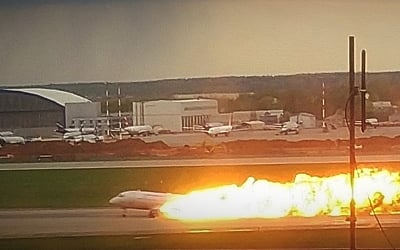 Moscow, May 5, 2019 (Xinhua) A passenger plane is seen on fire during its emergency landing in Sheremetyevo International Airport in Moscow, Russia, on May 5, 2019. Russia