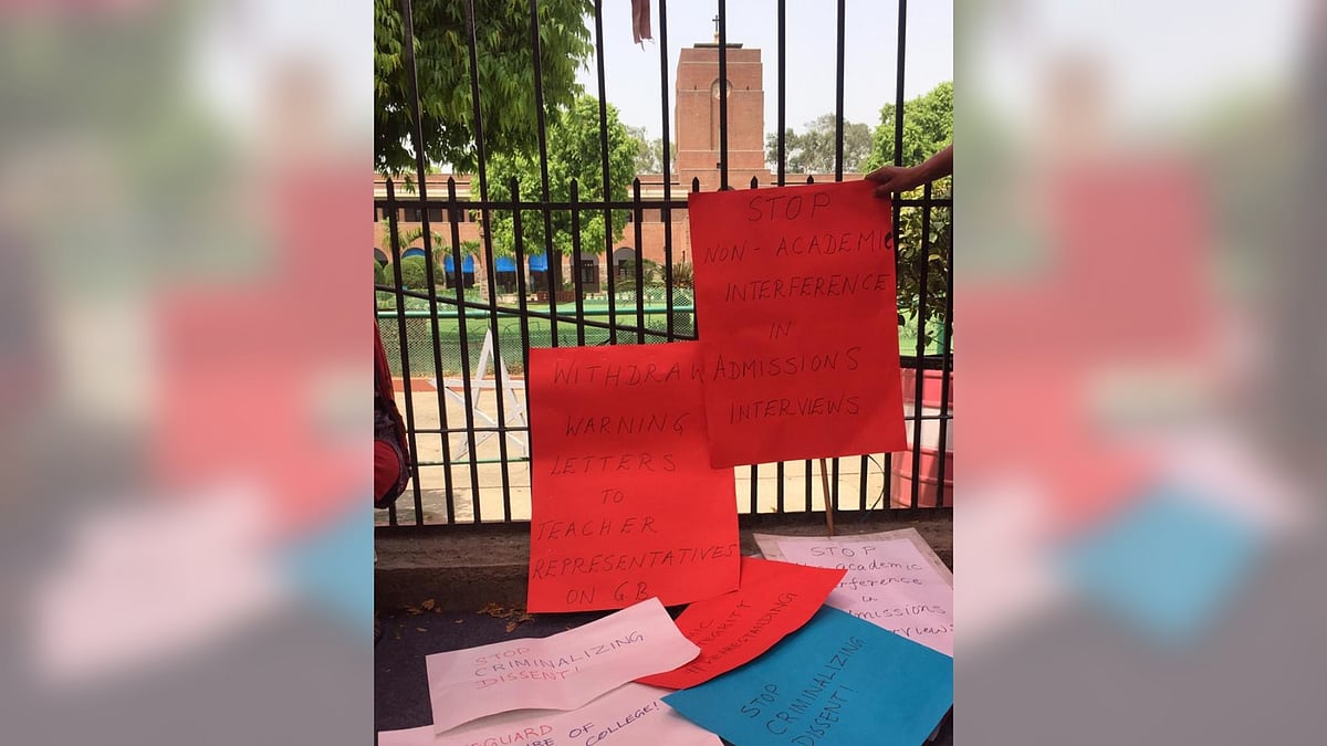 Teachers of St Stephen’s College held a <i>dharna</i> after the decision to involve the church in admissions.