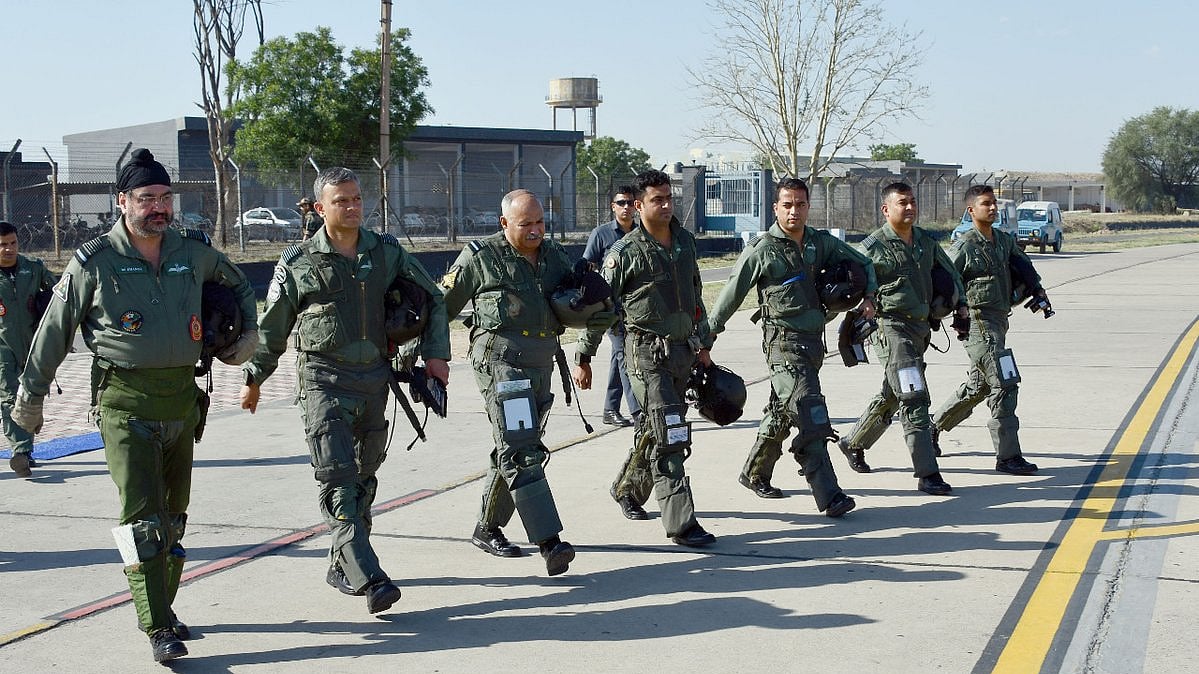 Air Chief Marshal BS Dhanoa (first from left) flew the ‘missing man’ formation in a MiG-21 aircraft to pay tributes to fallen heroes of the Kargil war.