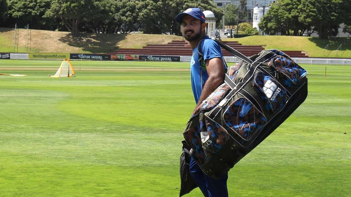 All-rounder Vijay Shankar says he is not competing with Hardik Pandya for a slot in India’s playing eleven during the World Cup.