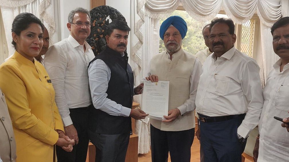 Six Shiv Sena MPs and representatives of Employees’ Union of Jet Airways met Civil Aviation Minister Hardeep Singh Puri to discuss the revival of the beleaguered airline.
